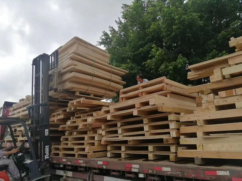 國内普(pǔ)通木箱(xiang)裝車現(xian)場